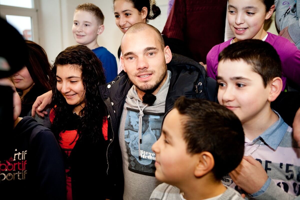 Wesley Sneijder bij een bezoek aan Ondiep in 2011. Foto: Ton van den Berg