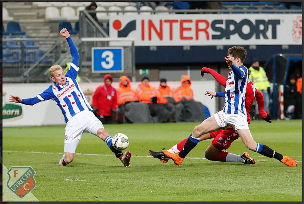 Het been tussen twee Heerenveenspelers is van de scorende Dessers. Foto: FC Utrecht