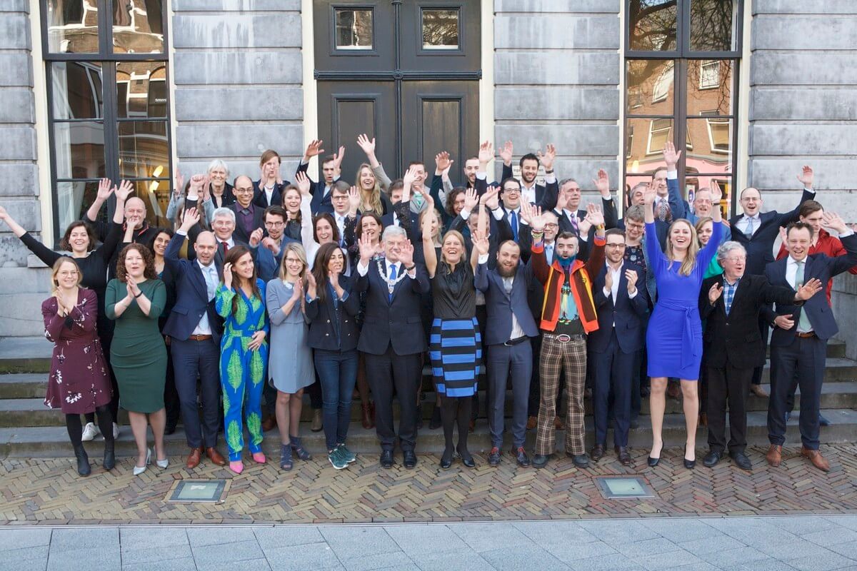 De nieuwe gemeenteraad op het bordes van het Stadhuis. Foto: Ton van den Berg