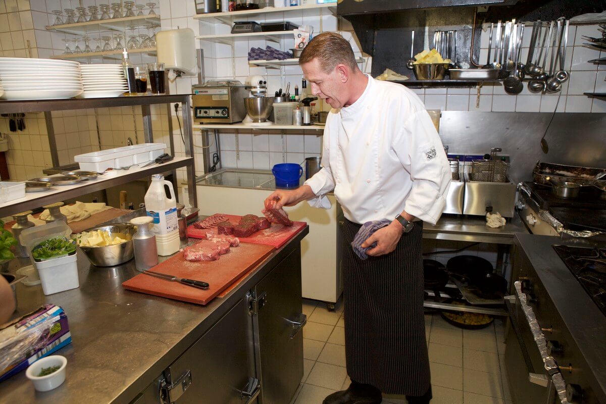 Frans van Wieren deze week in zijn keuken. Foto: Ton van den Berg