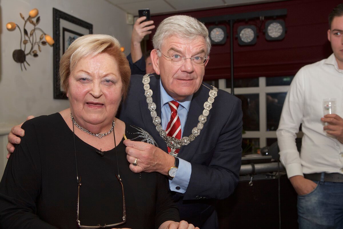 Stien de Bruin krijgt zaterdagavond van burgemeester Van Zanen een eerbetoon in de vorm van De Gouden Domtoren. Foto: Ton van den Berg