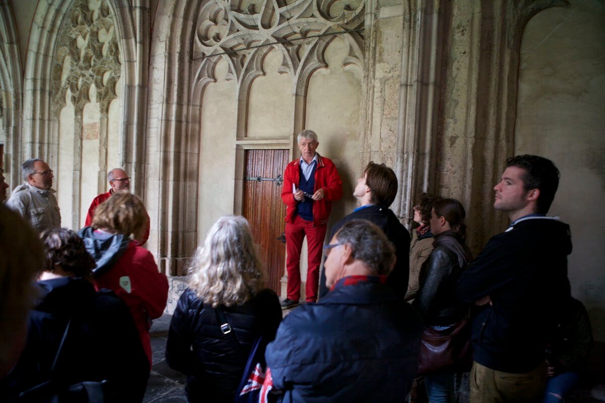 Fred Penninga hier aan het werk als dichter in het pandhof van de Domkerk. Foto: Ton van den Berg