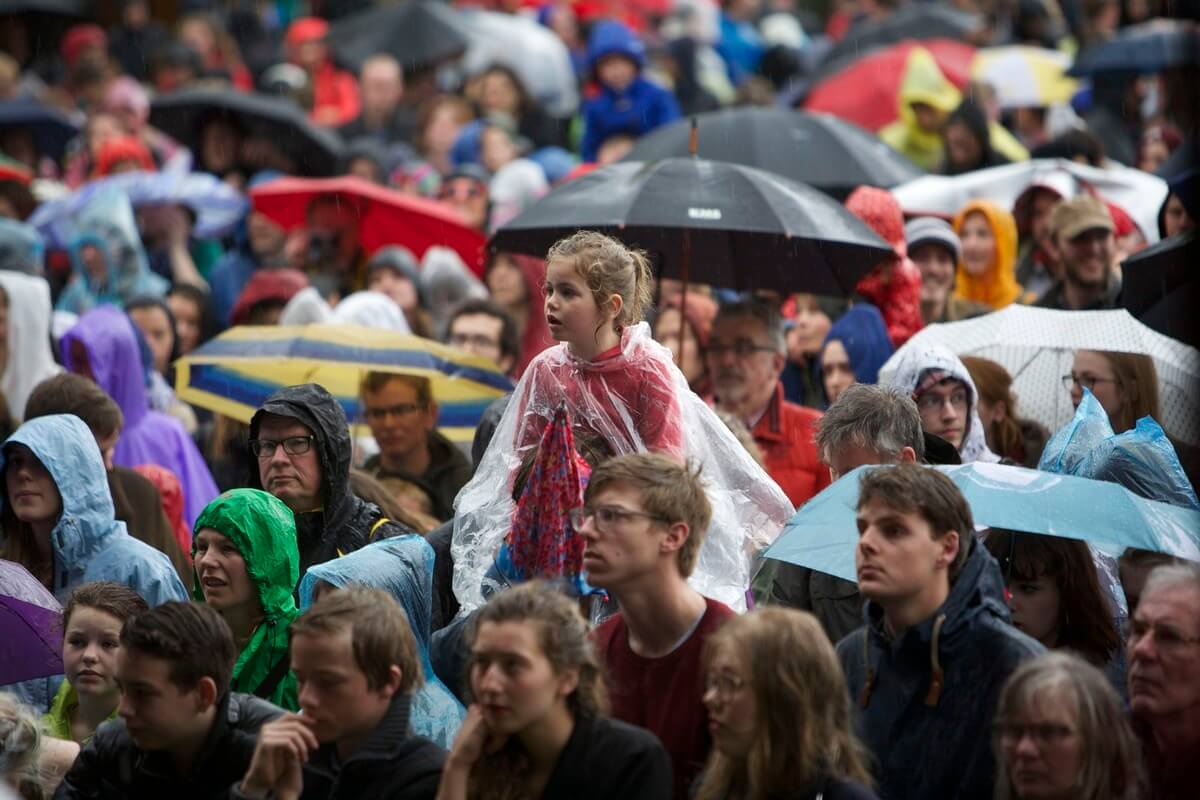 Regen houdt enkele honderen toeschouwers niet tegen te genieten van het optreden van Eefje de Visser en het Orkest van Utrecht. Foto: Ton van den Berg