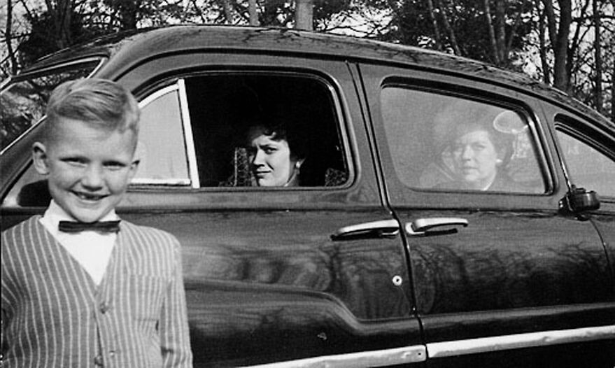 Henk Westbroek in 1958 naast een Ford Vedette, met zus Riet en achterin moeder Riek. Foto: familie Westbroek