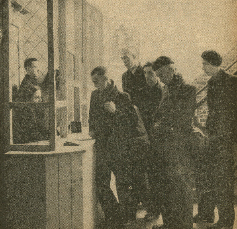Lange rijen hulpzoekenden voor de balie bij de Zusters Augustinessen tijdens de oorlog. Foto uit Stad Gods (scan door Foto Verhoeff)