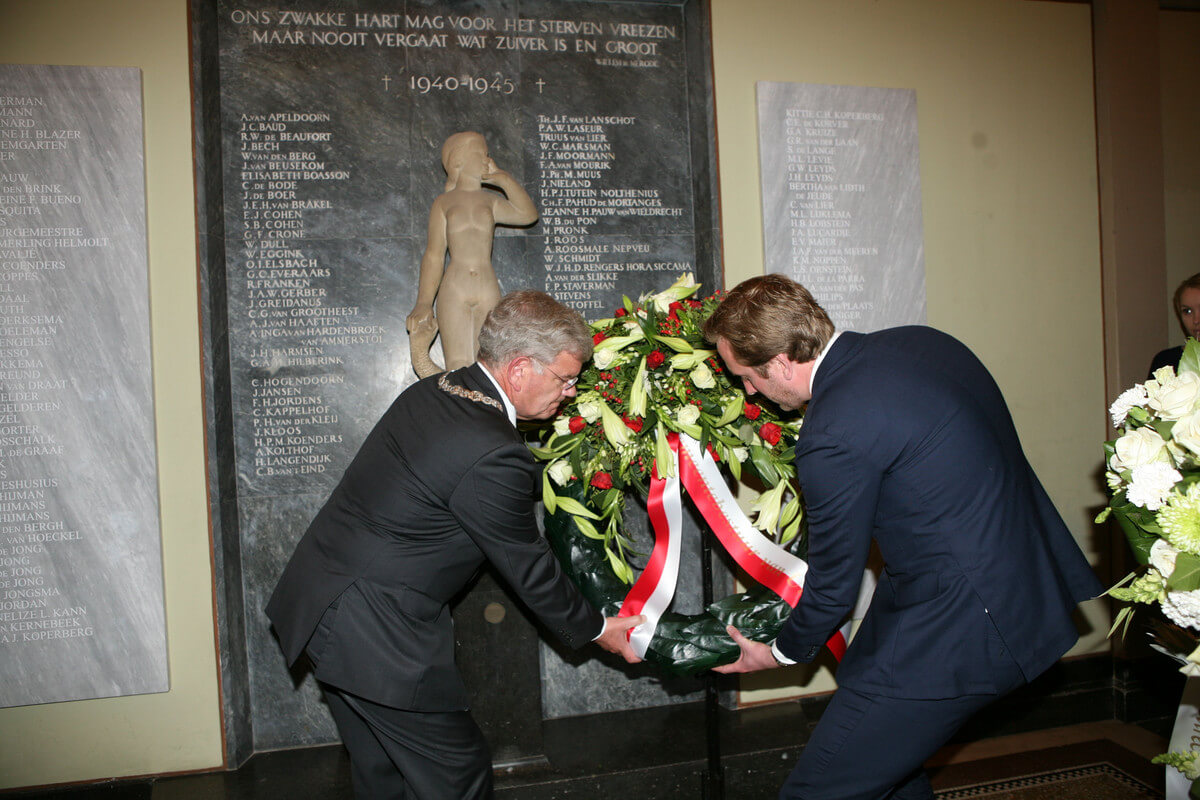 Van Zanen en Rijpma leggen een krans bij het Universiteitsgedenkteken. Foto: Ton van den Berg