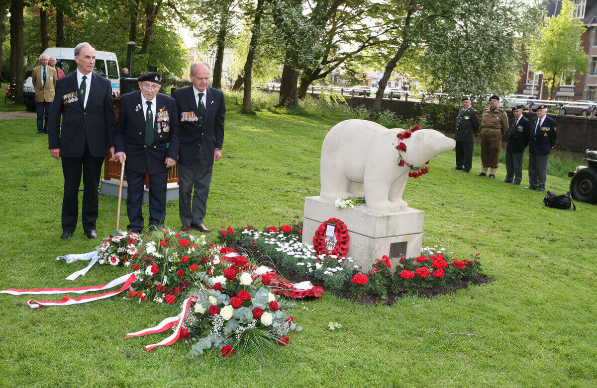 De 92-jarige Joe Hoadley (midden) bij de kransen voor zijn regiment de Polar Bears. Foto: Ton van den Berg