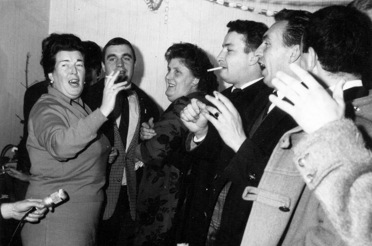 Moeder Mina Geesink (midden) viert feest in 1961 bij wereldkampioenschap judo van Anton. Foto: collectie L. Hulsebos