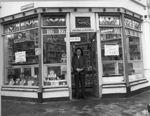 De Man met de Zwarte Hoed voor zijn winkel in 1981. Foto: HUA