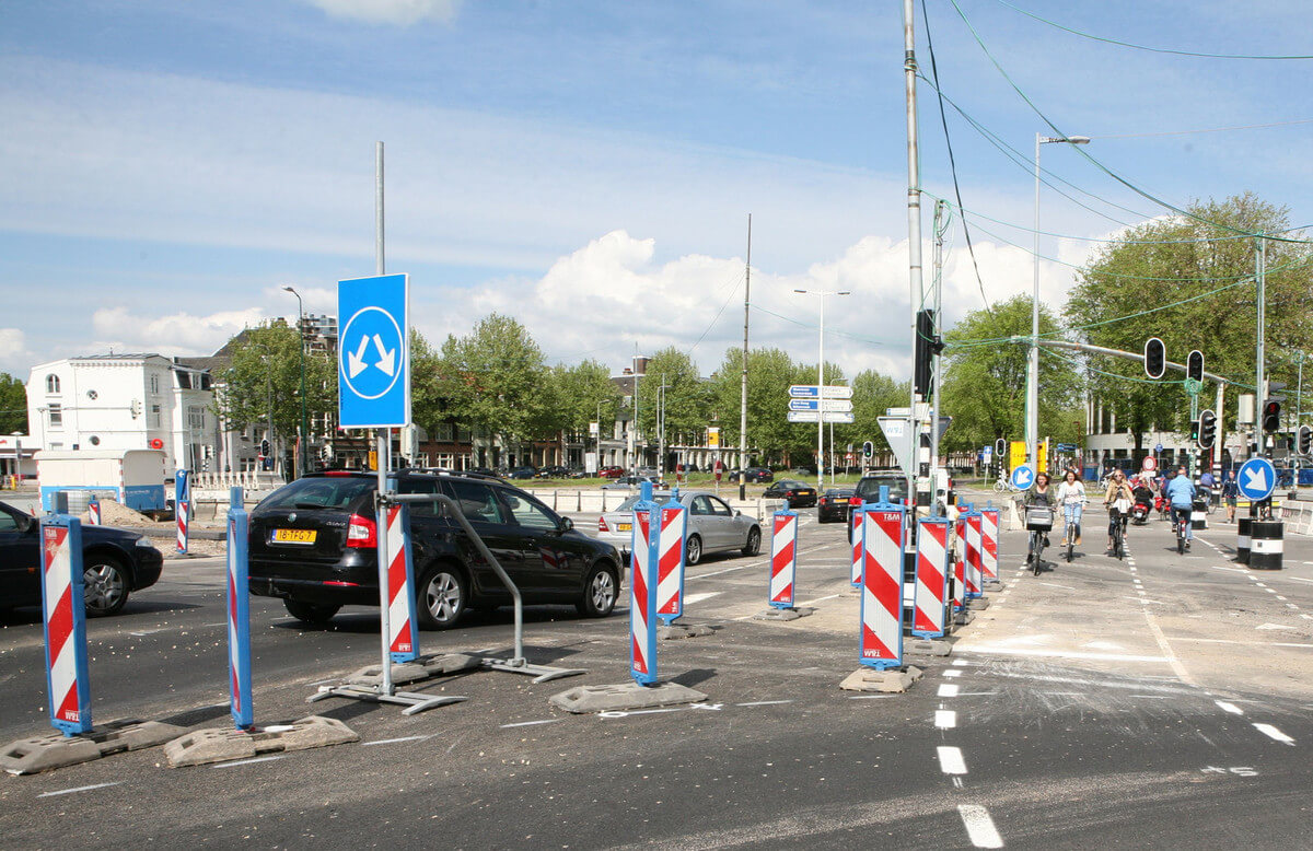 Verkeersplein Paardenveld waar auto's en fietsen elkaar passeren en de luchtkwaliteit in het geding is. Foto: Ton van den Berg