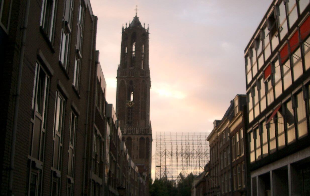 In 2004 werd met steigers aangegeven waar het middenschip van de Domkerk stond. Foto: Ton van den Berg