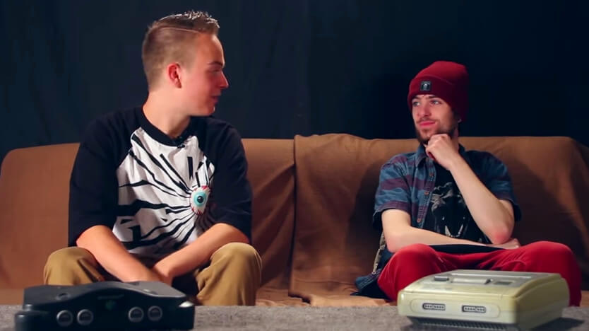 Arn en Thijs bespreken Lego Racer. Foto: Still uit video