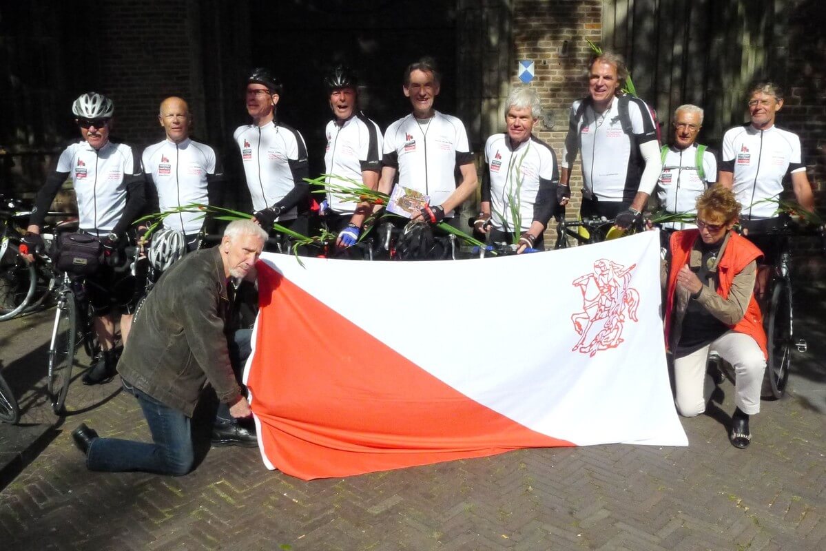 Poseren voor de Domkerk met de vlag van Sint Maarten. Foto: Ton van den Berg