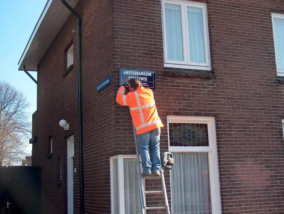 In 2006 wordt het (nu gestolen) straatnaambord geplaatst aan de Straatweg. Foto: Museum Van Zuilen