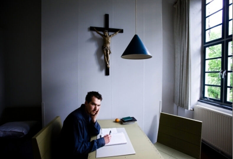 Robert van Eijden (onder) overdenkt zijn leven in een kamertje van de abdij Sint Benedictusberg in Vaals. Uitkomst nog ongewis. Foto: Paul Tolenaar