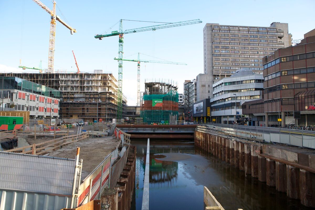 De bouwput voor TivoliVredenburg waar later dit jaar het water terugkeert in de singel. Foto: Ton van den Berg