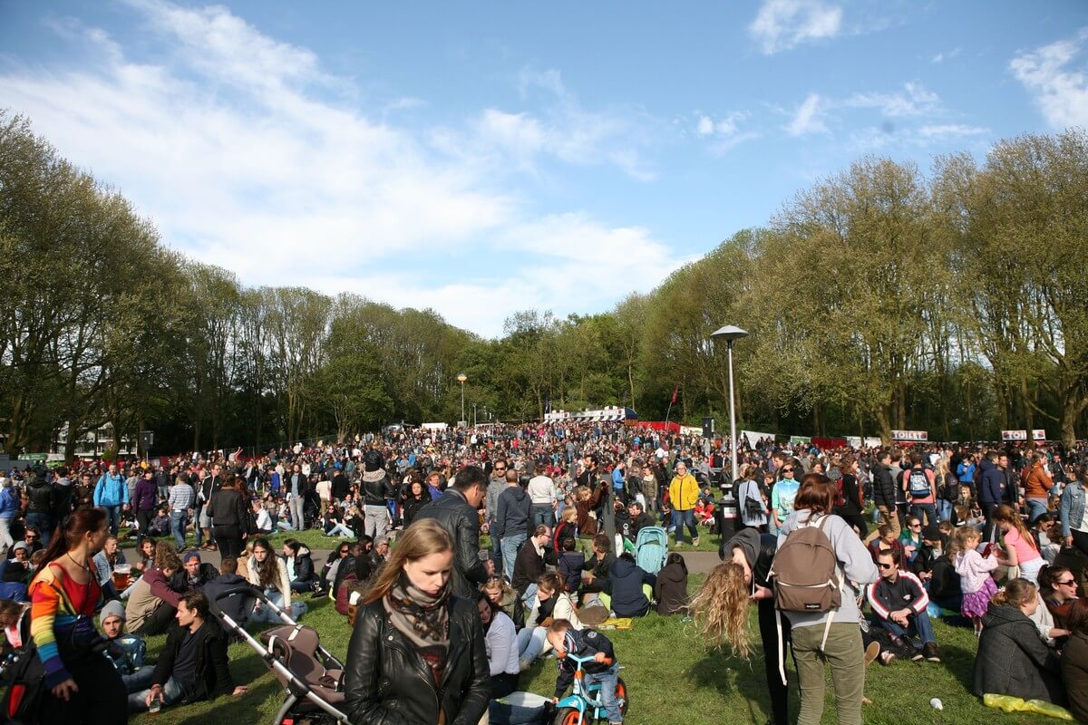 Grote drukte op het veld van park Transwijk bij het Bevrijdingsfestival in 2015. Foto: Ton van den Berg