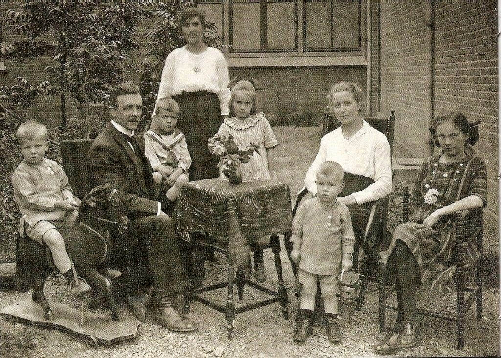 Het gezin van W.G. van de Hulst met zijn tweede vrouw en vijf kinderen in 1926. De vrouw in witte blouse is een hulp. Foto: archief