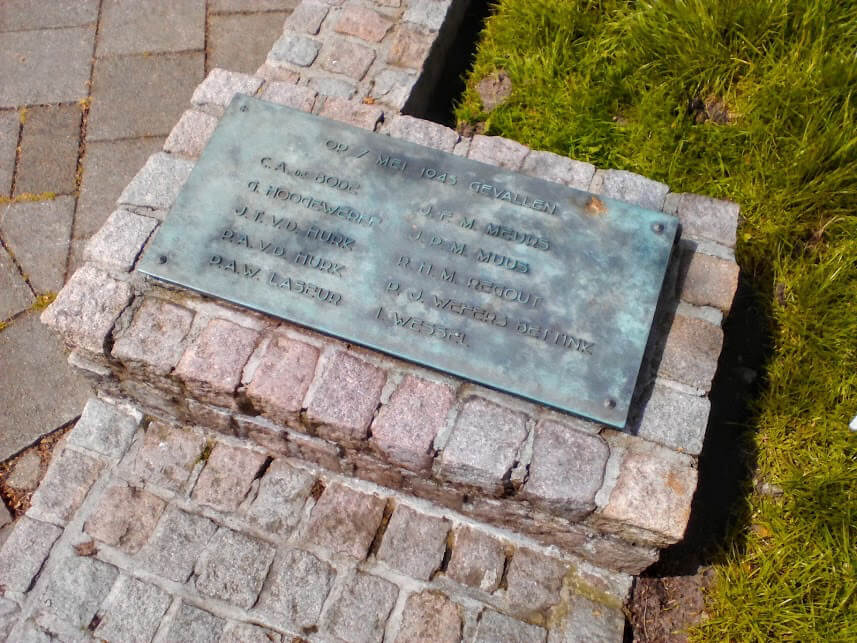De namen bij het monument ter nagedachtenis aan schietincident 7 mei 1945 bij de prinses Marijkelaan. Foto: Vincent Oldenborg