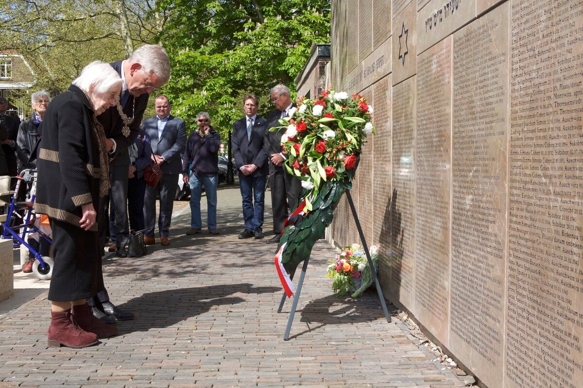 Hebe Kohlbrugge en burgemeester van Zanen bij de kranslegging bij het Joods Monument. Foto: Ton van den Berg