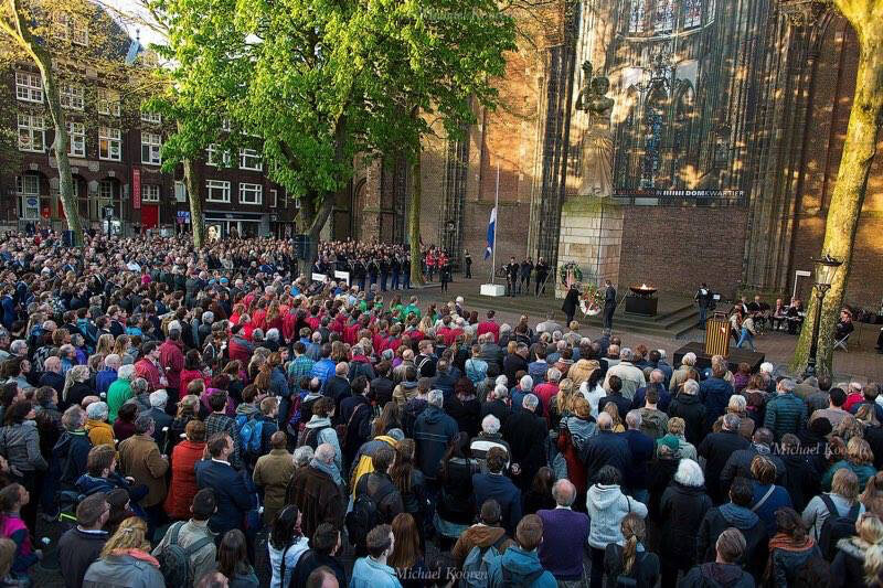 Grote drukte op het Domplein waar burgemeester Van Zanen een krans legt. Foto: Michael Kooren