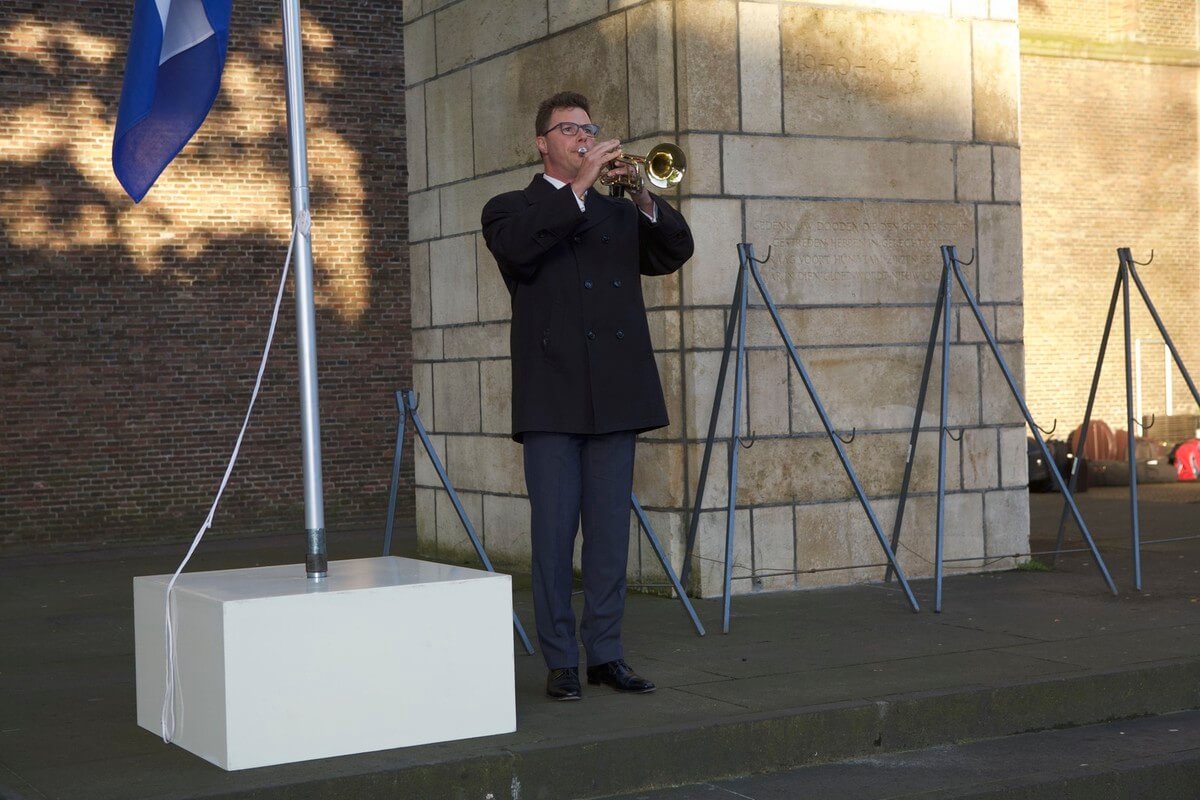 Sjoerd Mevissen speelt de taptoe op het Domplein. Foto: Ton van den Berg