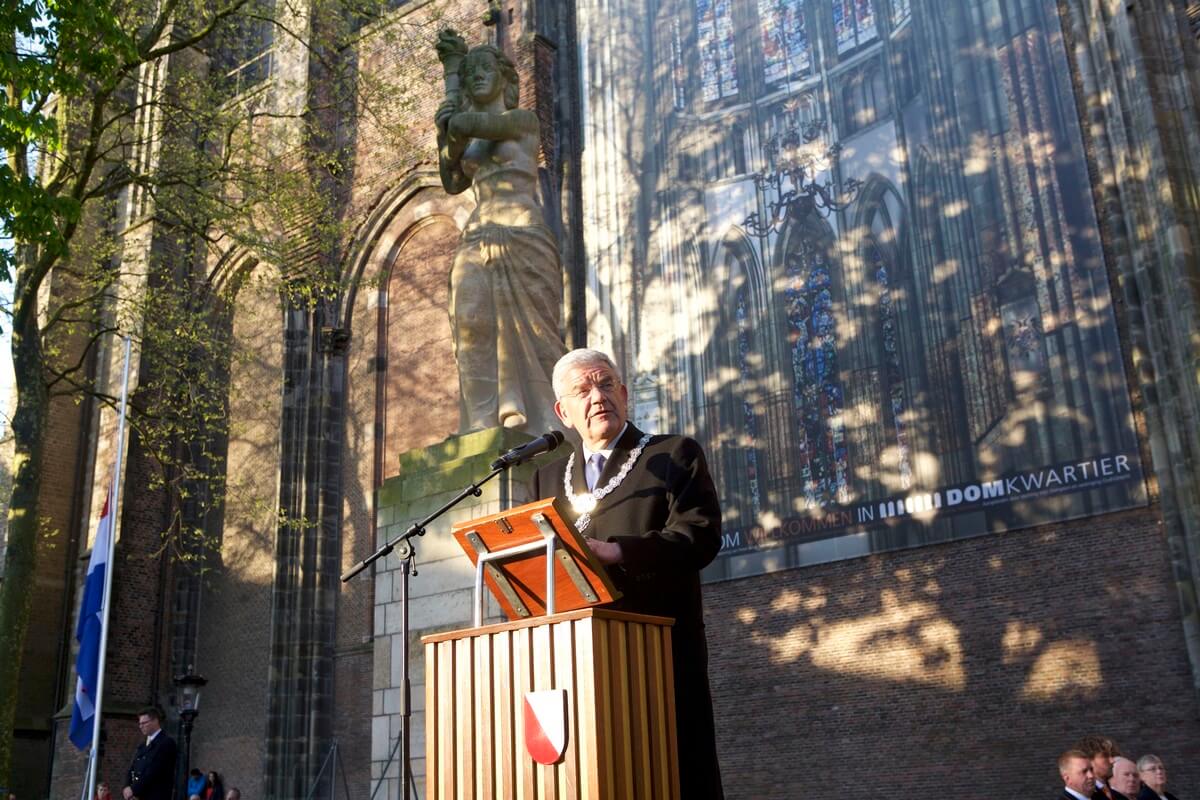 Burgemeester Van Zanen houdt een toespraak op het Domplein. Foto: Ton van den Berg