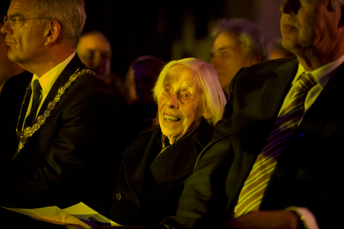 De 102-jarige Hebe Kohlbrugge geniet van het concert in de Domkerk. Foto: Ton van den Berg