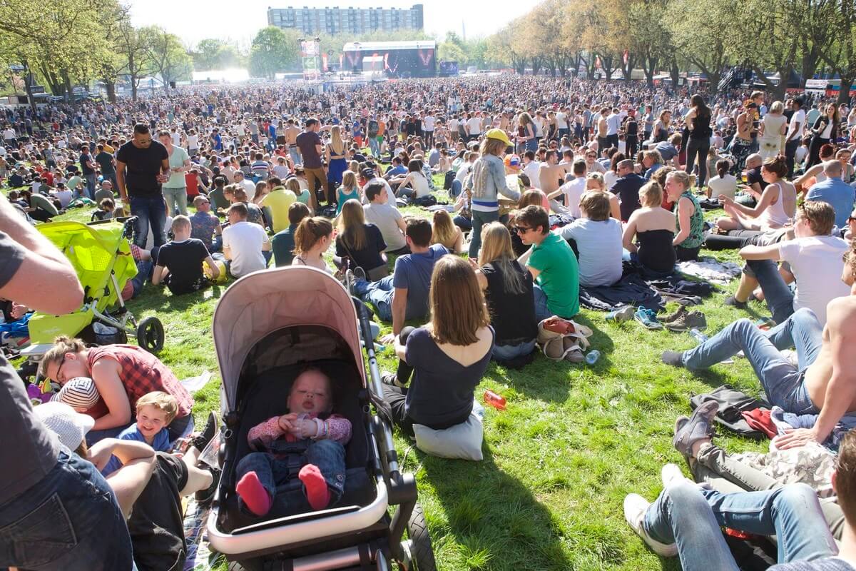 Jong en oud in het zonovergoten park Transwijk. Foto: Ton van den Berg