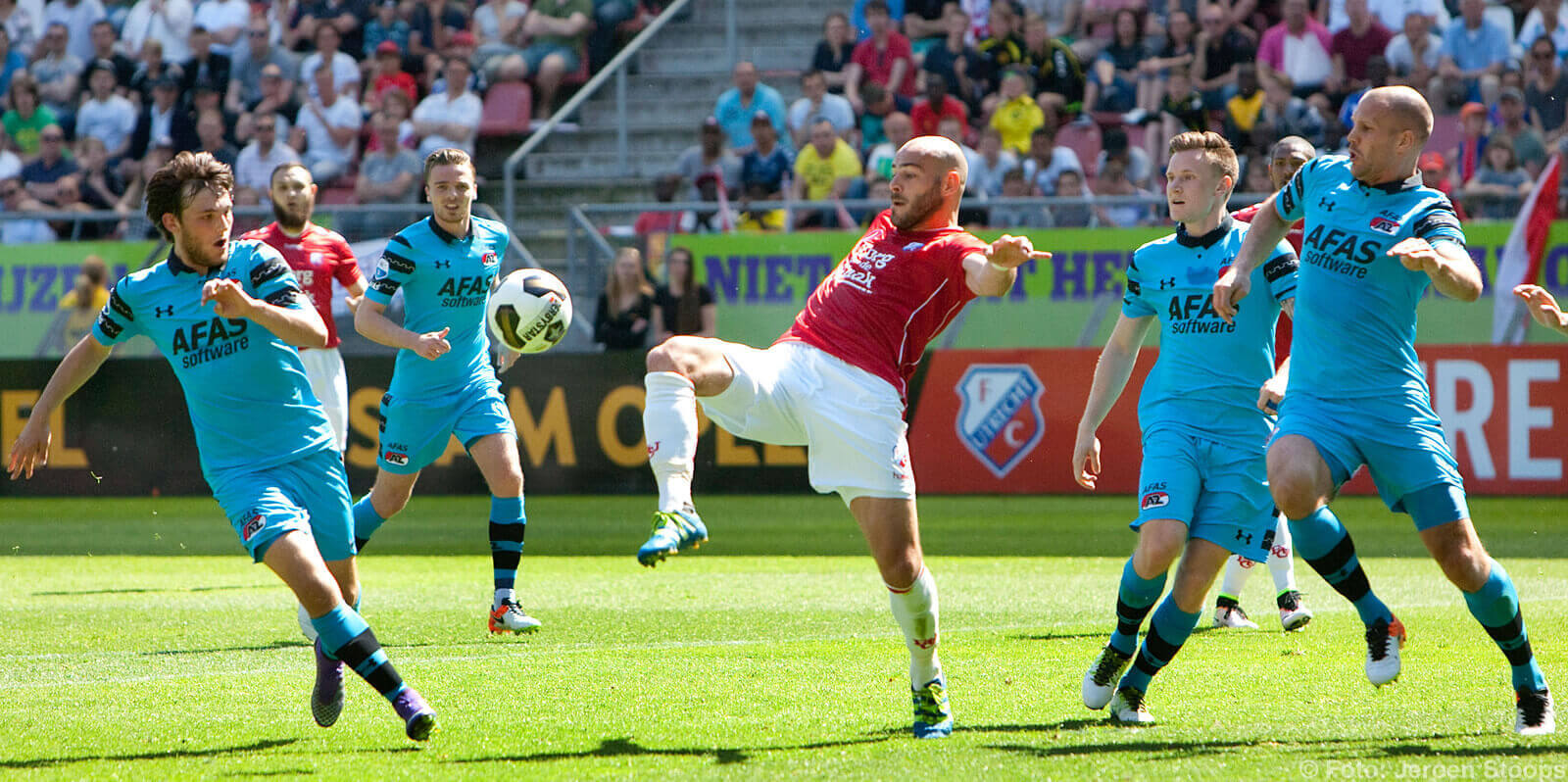 Ruud Boymans aan het werk tussen veel AZ-spelers. Foto: Jeroen Stoops