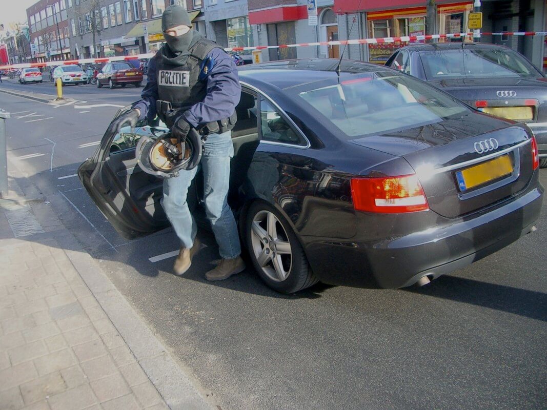 Een arrestatieteam van de politie in 2006 aan het werk op de Amsterdamsestraatweg. Foto: Ton van den Berg