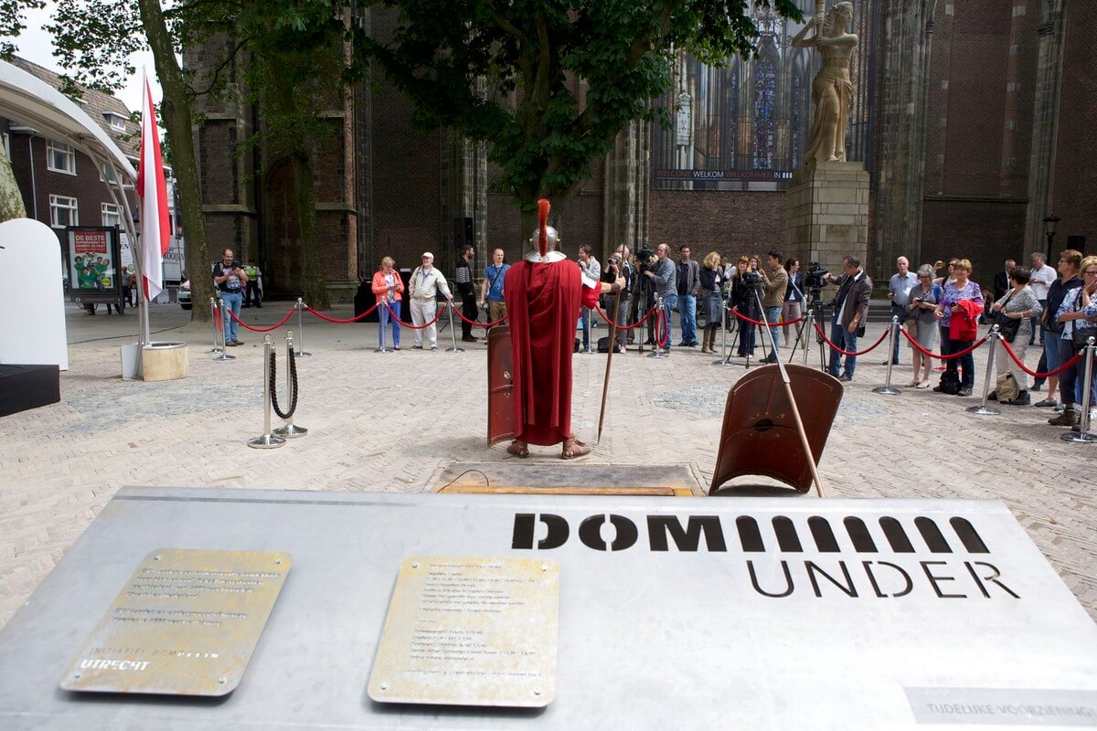 Een 'Romein' bewaakt de entree van DOMunder. Foto: Ton van den Berg