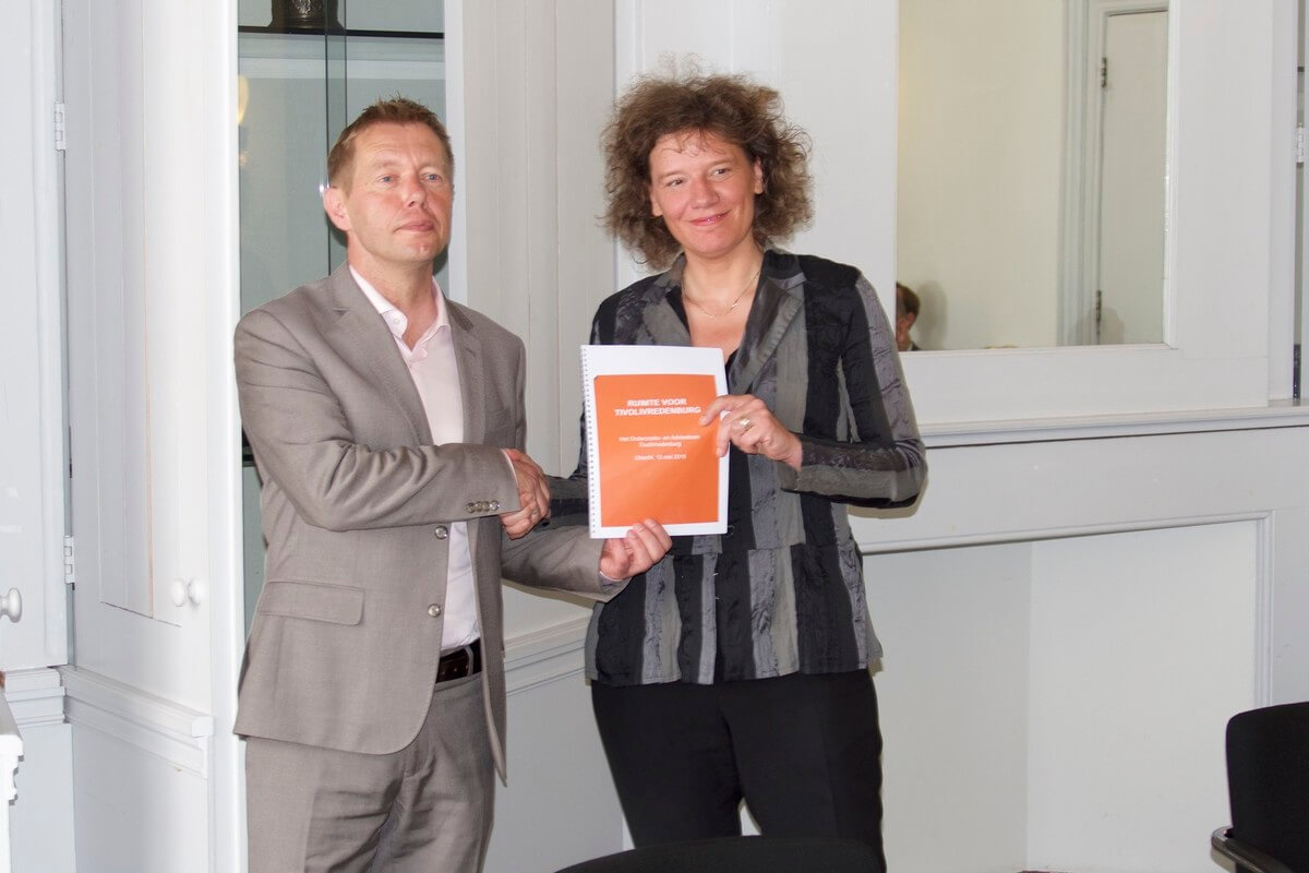Wethouder Diepeveen ontvangt adviesrapport over TivoliVredenburg van voorzitter Carolien Gehrels. Foto: Ton van den Berg