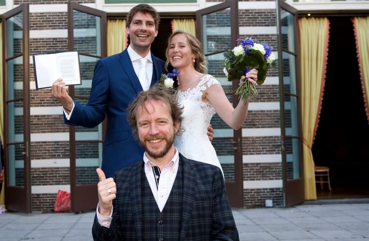 Bart Boersma en Anne van Eijk tonen trots het eerste trouwboekje met gedicht van Alexis de Roode. Foto: Ton van den Berg