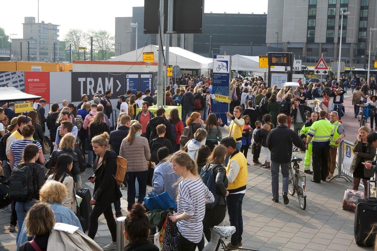 Drukte op Jaarbeursplein. Foto: Ton van den Berg