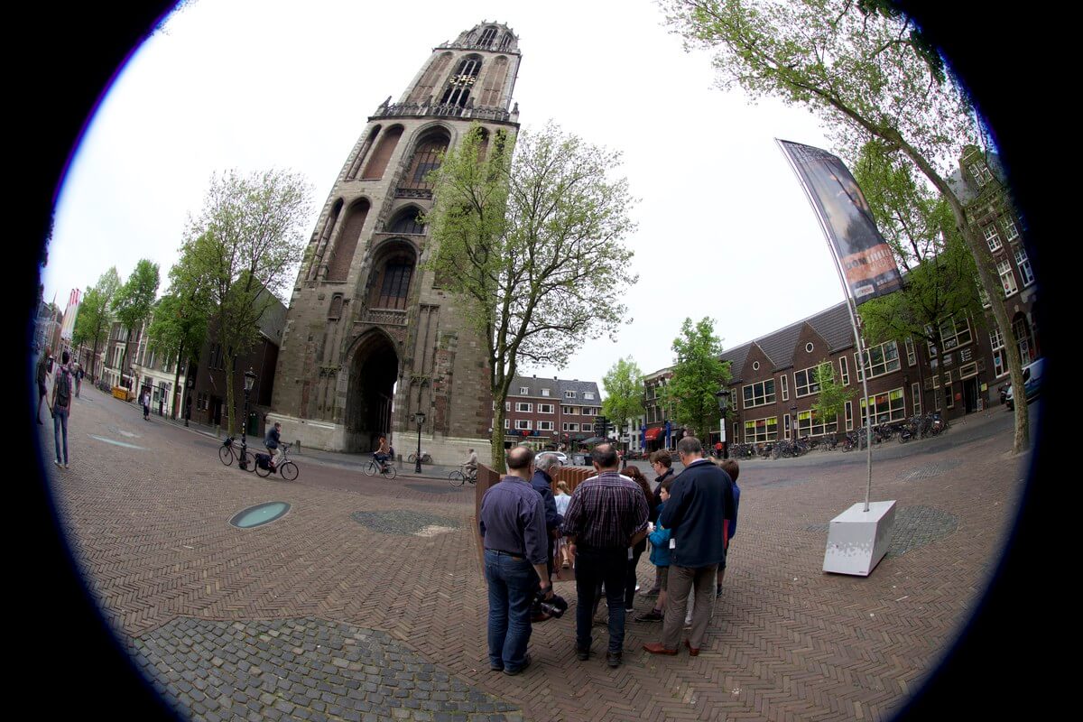 Bezoekers betreden het DomUnder op het Domplein. Foto: Ton van den Berg