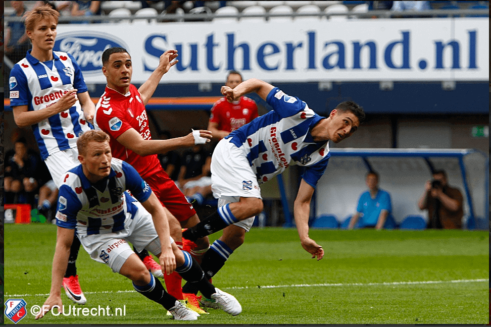Sofyan Amrabat tussen drie Heerenveen-spelers ziet de bal het doel ingaan. Foto: FC Utrecht