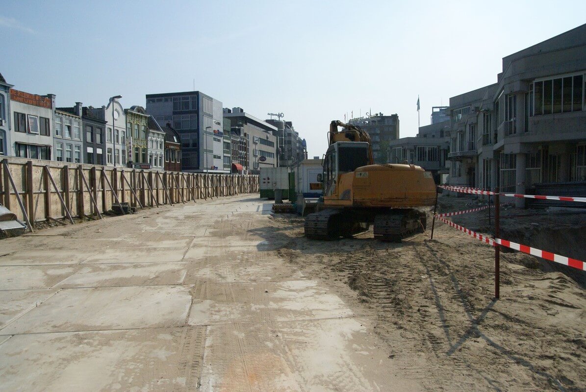 De winkels aan de noordrand van het Vredenburg (links) gezien vanaf het sloopterrein van het muziekcentrum Vredenburg in 2008. Foto: Ton van den Berg