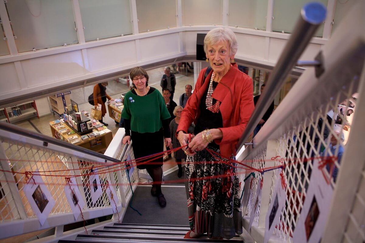 Annie Brouwer bij de opening van de expositie over Utrechtse schrijfsters vorig jaar oktober in de bibliotheek. Foto: Ton van den Berg