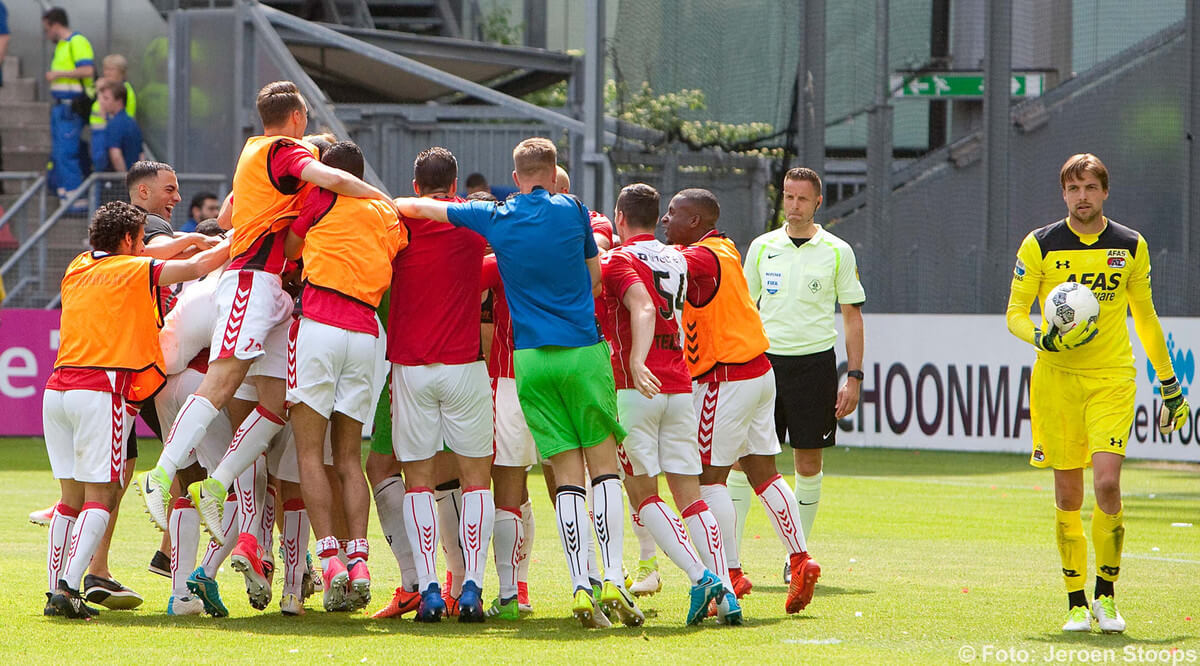 AZ-keeper Krul druipt af, FC Utrecht viert feest. Foto's Jeroen Stoops