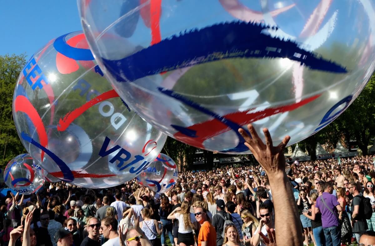 Vrede geef je door op Bevrijdingsfestival Utrecht. Foto's: Ton van den Berg