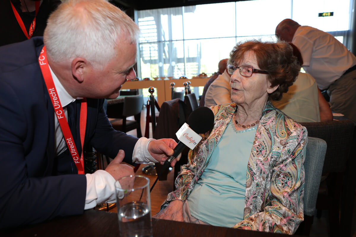 Mevrouw Temming wordt geinterviewd door Bert van Lienden voor Ondiep TV. Foto: Ton van den Berg
