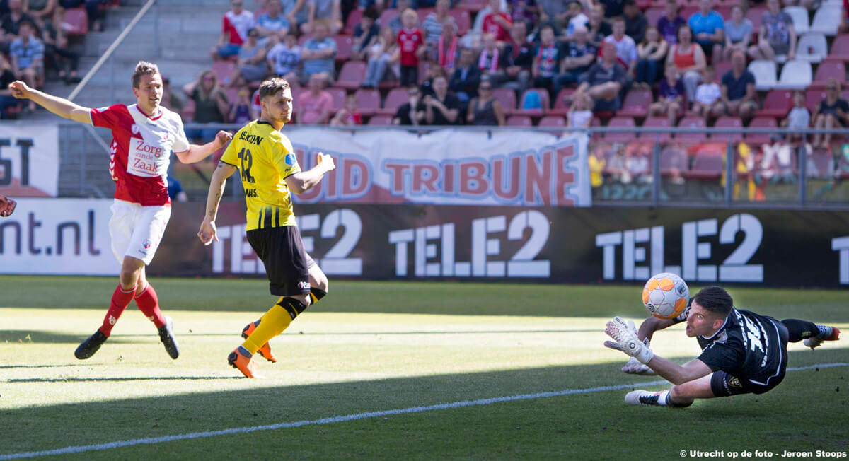 De 2-0 wordt net voorkomen door VVV-doelman Crooij. Foto: Jeroen Stoops