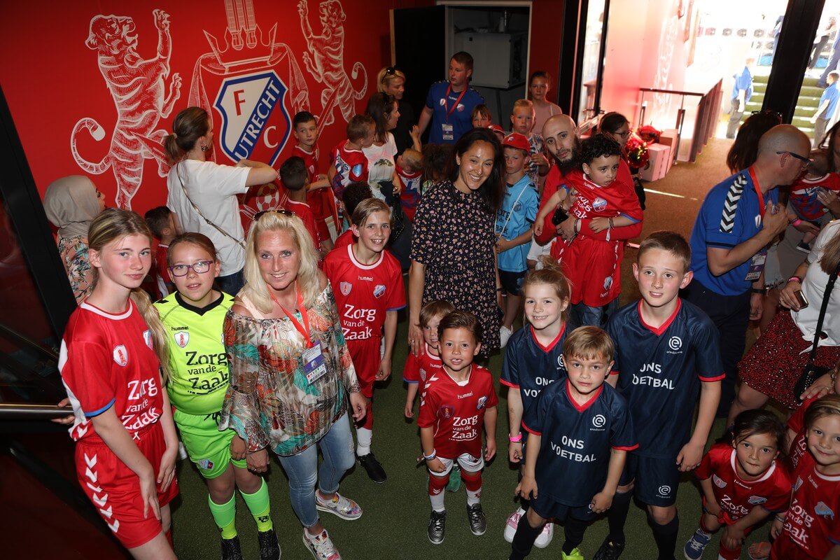 Kinderen van de FC Utrecht-spelers in de spelerstunnel. Foto: Ton van den Berg