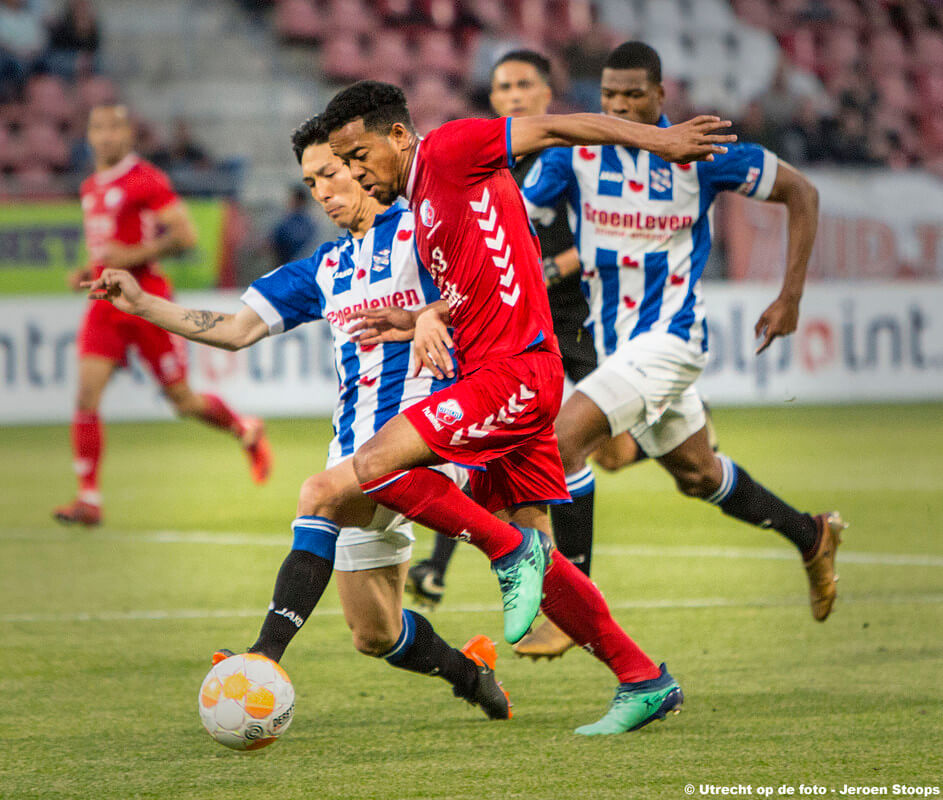 Emanuelson in duel met Kobayashi. Foto: Jeroen Stoops