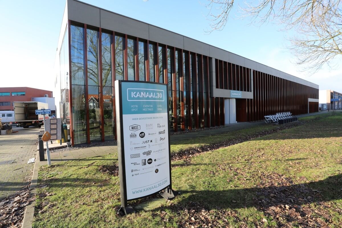 Dit voormalige gebouw van Roto Smeets staat nu nog langs de Kanaalweg, maar gaat zeer waarschijnlijk ook worden afgebroken. Foto: Ton van den Berg