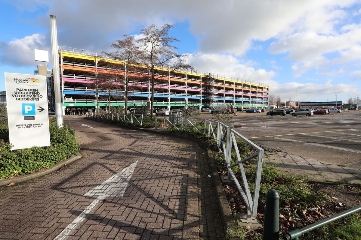 Parkeergarage P4 aan de Truus van Lierlaan. Foto: Ton van den Berg