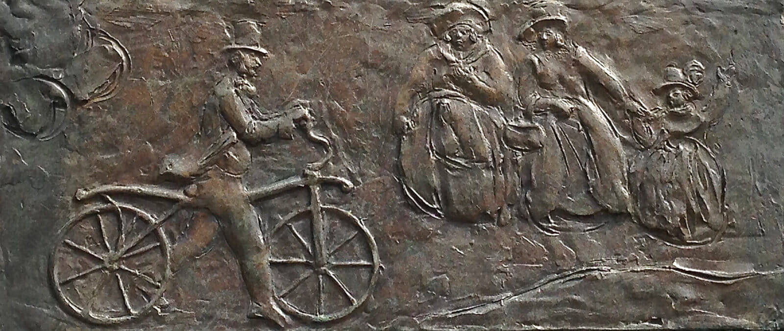 Loopfiets: bronzen relief op de UMO obelisk, heronthuld 2-11-2018. Illustratie Theo van de Vathorst