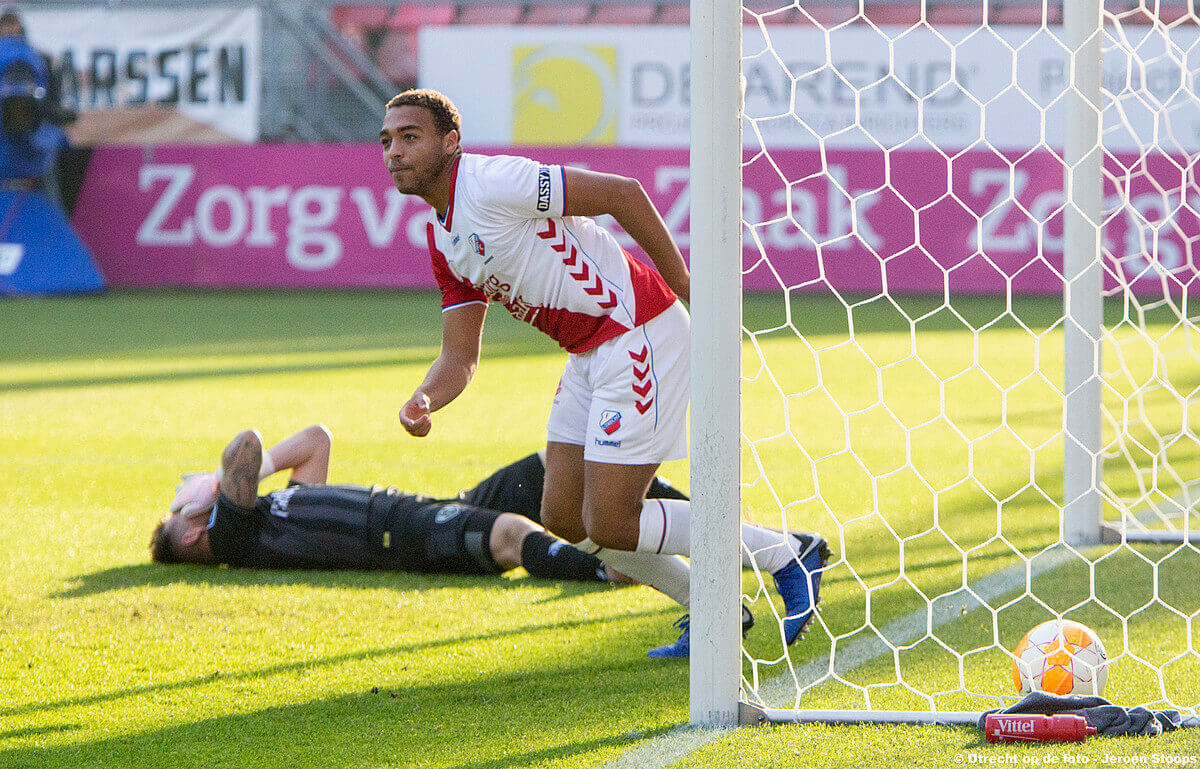 Dessers heeft de 1-0 binnen getikt na een enorme blunder van ADO-doelman Groothuizen. Foto: Jeroen Stoops