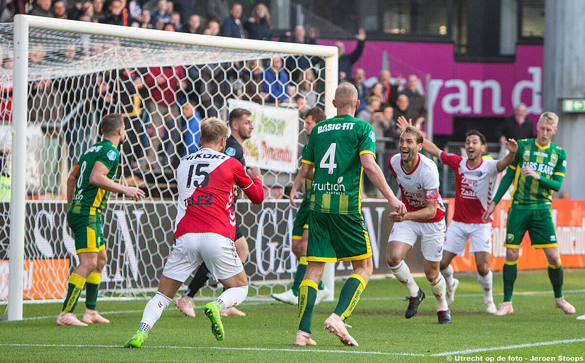 En weer scoorde aanvoerder Willem Janssen; 2-0.